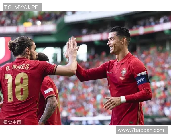 利桑德罗随队恢复有球训练预计10月底前重返赛场 利桑德罗随队恢复有球训练预计10月底前重返赛场