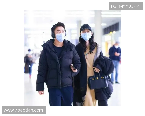 嫂子颜值爆表何猷君携妻儿共庆揭幕战与孩子生日欢乐时光 嫂子颜值爆表何猷君携妻儿共庆揭幕战与孩子生日欢乐时光