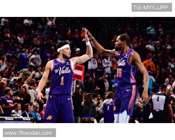 拼尽全力却憾负雷霆布克强调总结经验与团队精神的重要性 拼尽全力却憾负雷霆布克强调总结经验与团队精神的重要性