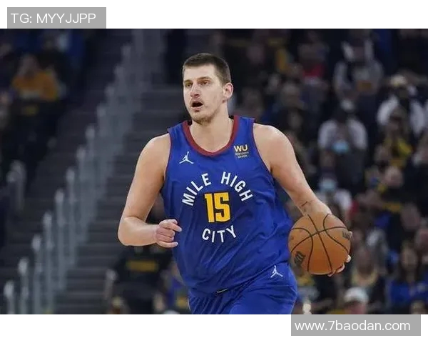 约基奇展现超凡视野与精准手法布劳恩底角三分轻松命中 约基奇展现超凡视野与精准手法布劳恩底角三分轻松命中