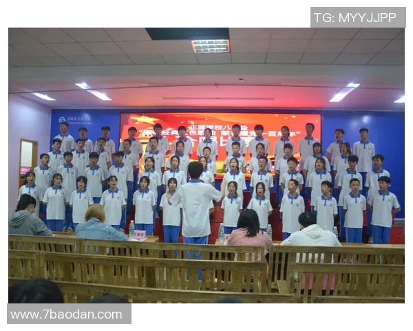 库利巴利和盖耶将队长袖标传递给马内共同庆祝首个奖杯的温馨时刻