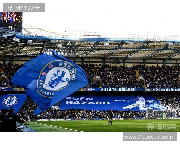 切尔西球迷高呼阿布名字举起BlueCoOut旗帜表达不满情绪